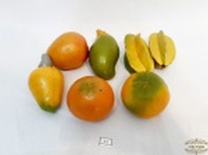 Lote 7 Frutas Diversas Decorativas sendo 6 Ceramica e 1 Isopor pintada . Medidas Maior 10 cm comprimento e Menor 6,5 cm diametro.