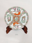 Prato decorativo com cenas orientais em porcelana. Medida: 19 cm