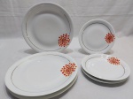 Jogo 6 pratos em porcelana Renner flor laranja. Sendo 3 rasos (25cm) e 3 de sobremesa (17,5cm). Leve bicado.
