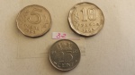 32 - 03 moedas Universais – Parte de uma Coleção de Moedas do Mundo – Argentina e Holanda