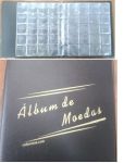 Album para 100 moedas - MODELO: AMP/1C/100 - para 100 moedas- Cor: Somente na Cor Preta - Material Externo: PVC acolchoado, impressão Album de Moedas - Material Interno: PVC preto e sistema argola 02 ganchos - Medidas Externas em mm: 205 x 220 x 30 ACOMPANHAM FOLHAS PLASTICAS COM ABAS - Cada bolsas medindo 40mm X 40mm 