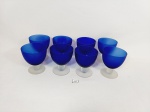 Jogo de 8 taças aperitivo  em vidro fosco azul cobalto.  base circular .MEDIDA: 9 cm x 7 cm