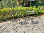 Par de Cadeiras dobráveis em ferro pintado preto. Mede: 42 cm x 32 x 41 cm  e encosto 83 cm . fechada 98 cm