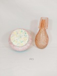 Lote 2 Peças sendo 1 moringa em vidro rosa e 1 biscoiteira  porcelana pintada a mão>mede moringa 21 cm e biscoiteira 17 cm x 9 cm