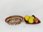 2 Cestos em palha com 6 frutas decorativas em estuque pintado . Medida: cesta 24 cm x 20 , cesto 21 cm x 16 cm