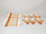 Toalha de Mesa  quadrada com 6 guardanapos na cor laranja. Medida: toalha 1,28 cm x 1,30 cm e guardanapos 29 cm x 29 cm . apresenta marcas guardado com,posiçao algodao