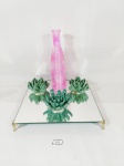 lote 5 peças decorativas sendo 1 bandeja espelho ao fundo , 1 Vaso e 3 flores em cerâmica Medida: bandeja 20 cm x 20 cm , flores 8 e 6 cm , Vaso17 cm