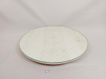 Prato Giratório em Madeira Branca com tampo de vidro . Medida: 42 cm diametro
