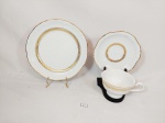 Trio de Chá em Porcelana  branca Germer  com frisoOuro .Medida: Xicara 6 cm x 9,5 cm , pires14,5 cm e bolo 19 cm