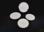 Jogo de 4 Pratos sendo 1 sobremesa e 3 de Pão em Porcelana Renner Borda prata. Medida: 17 cm e 14 cm