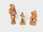 Lote 3 esculturas em arte popular representando homens em barro cozido. medida 13 cm e 20 cm