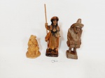 Lote 3 Esculturas sendo 2 madeira e 1 barro cozido representando homens. medida 10 cm , 18 cm e 23 cm