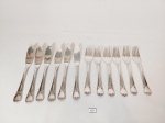 Jogo de 12 talheres para peixe sendo 6 garfos e 6 facas em Prata 90 Fracalanza modelo Lacinho . medida 17 cm e 19 cm .