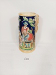 Grande Caneca em Ceramica Alemã adornadas com relevos, para coleção. apresenta pequena avaria na base Medida: 19 cm x 7 cm