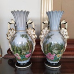 Antigo par de vasos em porcelana Velha Paris com temas florais, possui restauros pouco perceptíveis  - Medem: 46 cm