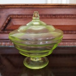Antiga compoteria em vidro verde limão .Possui quebrado na borda  . Mede: 9 x 16 cm