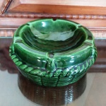 Cinzeiro em porcelana trabalhada em formato de cesta  . Mede: 18 x 9 cm 