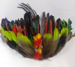 Muito Antigo e Raro cocar do Alto Amazonas com penas de papagaio e aves exóticas . Tribo Desconhecida . Amarrado e costura  a fibra vegetal.  Mede: 65x20 cm