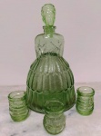 Licoreira em vidro antigo verde com 3 copinhos . Mede: 22 cm, possui um minimo bicado .