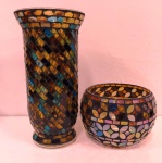 Par de vasos decorativos coloridos em vidro ricamente ornamentado  . Medem: 25 e 11 cm 