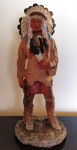 Escultura em resina representando índio americano . Mede: 30 cm