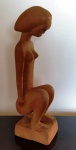 Escultura em madeira maciça representando mulher . Assinada : J.TIBAS M: AZUL . Mede: 29 cm