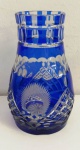 Vaso em cristal CHEKCKO com lindo trabalho geométrico  na coloração azul  . Mede: 23 cm