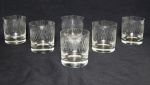 Belíssimo conjunto de seis copos para whisky em vidro translúcido, lapidação de folhas estilizadas no bojo. Alt. 9cm. Imperdível!