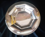 Exuberante Brown octagonal espessurado a prata , pode ser utilizado como centro mesa. Medidas 76 cm de diâmetro e 7 cm de altura. Em perfeito estado de conservação. Imperdível!