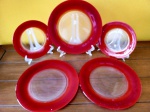 Imponente conjunto de seis belos pratos de refeição em vidro translúcido com bordas em vermelho intenso. Década de 20. Medida 28 cm.  Acompanha 2 pratos de sobremesa com as mesmas características. Excelente oportunidade!
