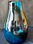 Linda jarra floral decorativa, em vidro azul escuro em degradê com outros tons !  Belissima! Imperceptível! Década de 20! Intacto. Medidas: aproximadamente  32 cm cumprimento e 23 cm largura.