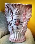 Linda e delicada floreira estilo art decor em porcelana esmaltada e vitrificada decoração floral. med: 20 x 16 cm. Perfeito estado.