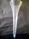 Bela jarra floreira  em vidro transparente, límpido, em forma de cone! Intacta. Medidas: 52 cm altura e 15 cm de diâmetro.