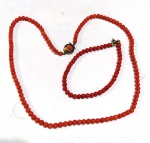 Conjunto de colar e pulseira em pedra coral arredondada. MedeM; 46 e 18 cm 