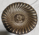 Interessante porta objetos em PRATA DE LEI - Confeccionada com 2 moedas portuguesas -Mede: 11 cm - Peso: 92 g