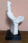ROBÉRIO BAHIA - Escultura em mármore  representando a figura de um galo . Assinada . Mede: xx cm 