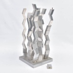Radek Kratina (1928-1999)  - Variável - Escultura em alumínio composta por 90 blocos, cada um medidno 5 x 4 cm. base mede 24 x 24 e com a composição formada na foto principal, altura total 56 cm.  NOTA: https://cs.wikipedia.org/wiki/Radoslav_Kratina , NOTA 2: https://www.museumkampa.cz/vystava/kratina-en/