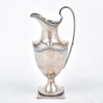 Prata Inglesa - Elegante leiteira em prata contrastada, altura 16,5 cm e peso total 168 grs.
