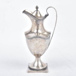 Prata Inglesa - Elegante bule em prata contrastada, altura 16,5 cm e peso total 180 grs.