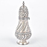Prata Inglesa - Elegante Sugar Caster em prata contrastada, altura 21 cm e peso total 268 grs.