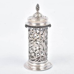 Prata Inglesa - Elegante Sugar Caster em prata contrastada, altura 19 cm e peso total 238 grs. Falta vidro interno.