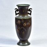 Vaso com alças em bronze japonês do Séc XIX, trabalho dito Shibayama, altura total 37 cm. Em perfeito estado.
