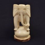 Elefante, escultura em material orgânico feita à mão, altura 15,5 cm. Faltam as presas.