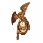 Escultura de parede em madeira entalhada e dourada em forma águia, com mostrador de relógio, podendo tambem ser substituído por espelho, altura 72 x 35 x 16 cm. Não apresenta máquina de relógio.