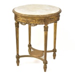 Louis XV - Elegante mesa redonda para lateral ou centro de salão, em madeira entalhada e dourada com tampo em ônix, altura 78 cm e diâmetro 64 cm.