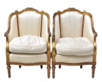 Louis XVI - Lindo par de poltronas em madeira entalhada e dourada com estofado neutro, altura do espaldar 100 cm.