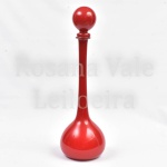 Overlay - Garrafa em vidro na cor vermelha com parte interna leitosa, altura total 67 cm.