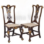 Raro conjunto com 12 cadeiras sem braços, em madeira nobre ricamente entalhada, com pinturas douradas em detalhe, altura do espaldar 106 cm. Necessitam restauro.