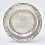 Tetard Fréres - Elegante prato em prata francesa contrastada, com 21,5 cm de diâmetro e peso total 366 gramas.