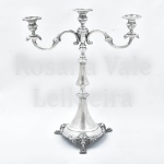Candelabro para 3 velas em prata contrastada ricamente cinzelado com base tripoide com figuras, altura 44 cm, com peso total 1038 grs.